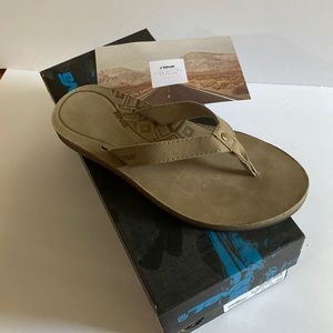 NIB-Teva mush leather flip flops size 6